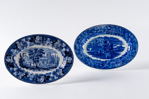 Due piatti decorativi.
Inghilterra, di cui uno Manifattura di Wedgwood, inizio del XX secolo.