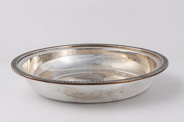Piatto circolare.
Argenteria artistica italiana del XX secolo.