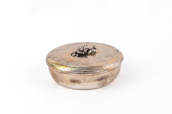 Portagioie con coperchio.
Argenteria artistica milanese del XX secolo.
