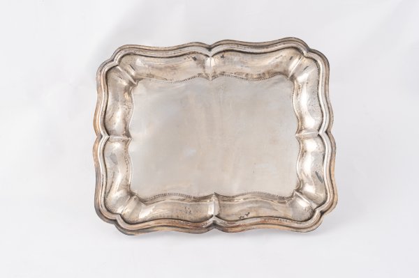 Vassoio rettangolare.
Argenteria artistica italiana del XX secolo.