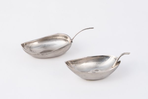 Coppia di salsiere.
Argenteria artistica italiana del XX secolo.