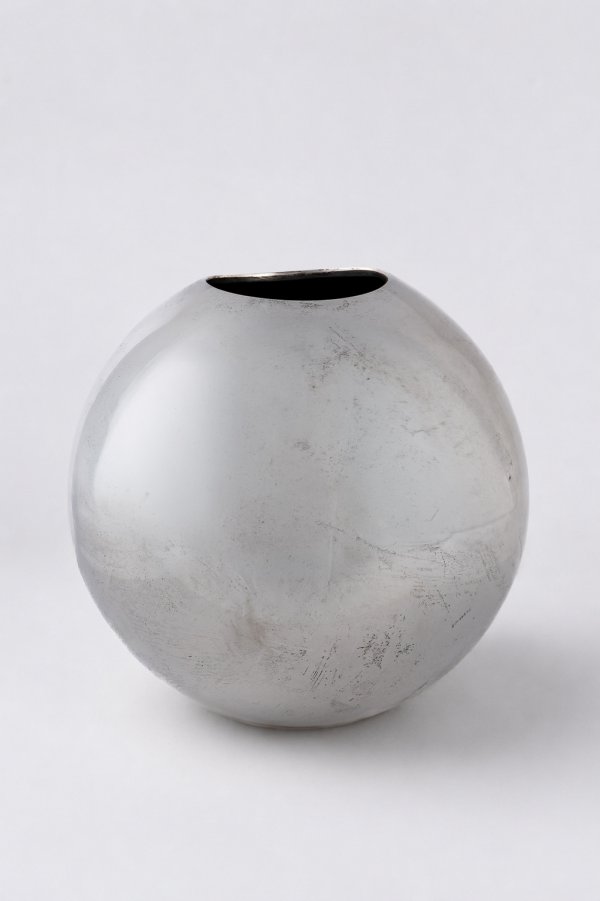 Vaso globulare.
Argenteria artistica italiana del XX secolo.