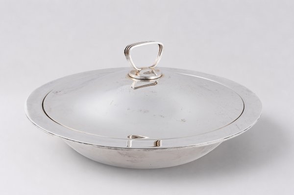 Legumiera con coperchio.
Argenteria artistica italiana del XX secolo.