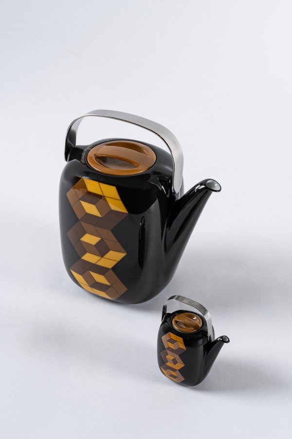 Due teiere da collezione, designer Victor Vasarely e Timo Sarpaneva.
Germania, Manifattura Rosenthal, 1976.
