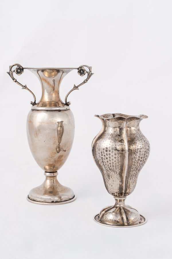 Coppia di piccoli vasi.
Argenteria artistica italiana del XX secolo.