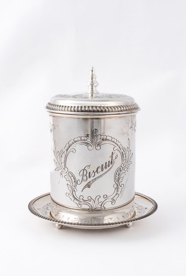 Biscottiera.
Argenteria artistica italiana del XX secolo.