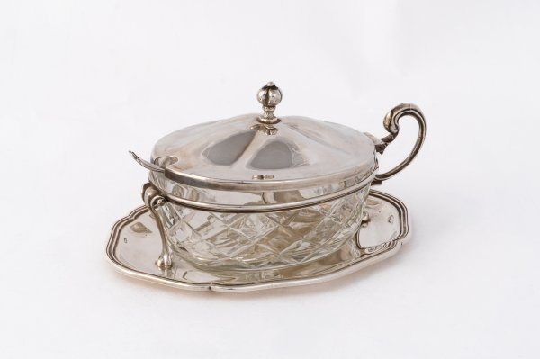 Formaggiera con cucchiaio.
Argenteria artistica italiana del XX secolo.