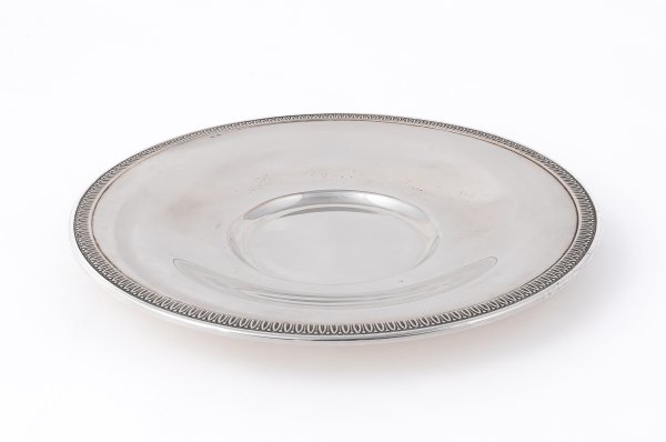 Piccolo piatto circolare.
Argenteria artistica italiana del XX secolo.