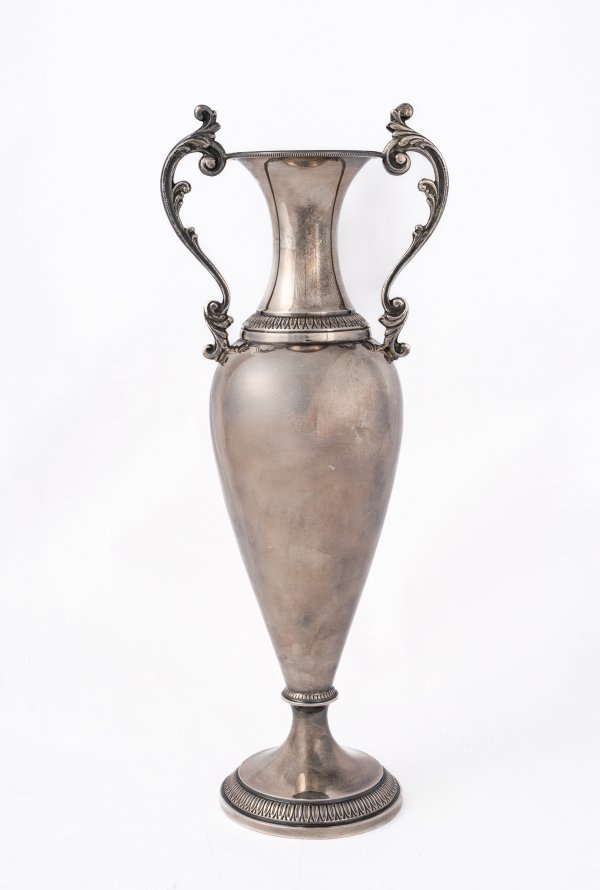 Vaso biansato.
Argenteria artistica italiana dell'inizio del XX secolo.