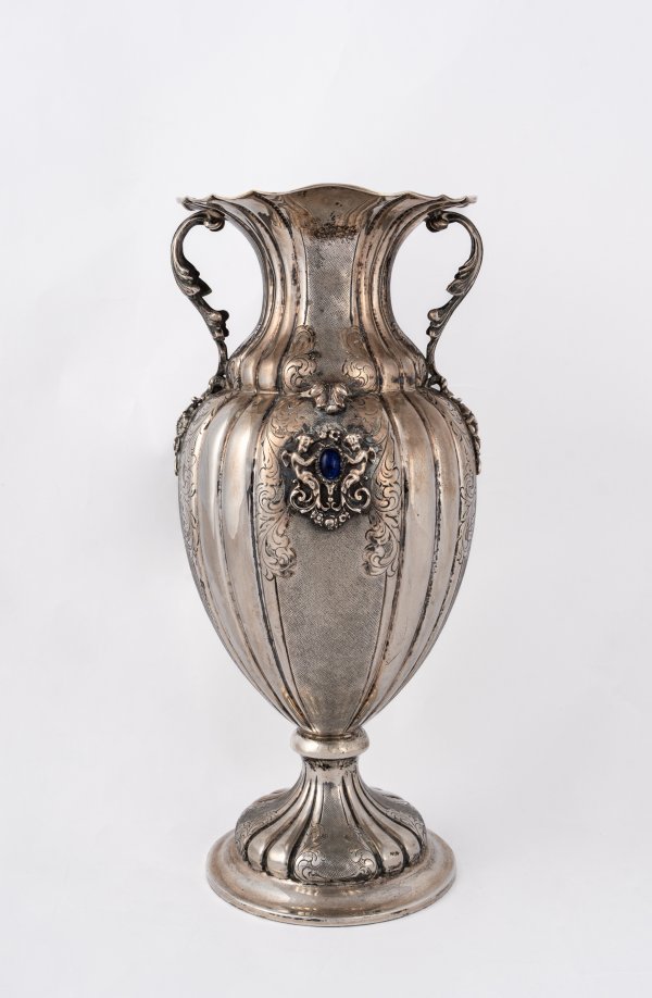 Grande vaso.
Argenteria artistica italiana del XX secolo.