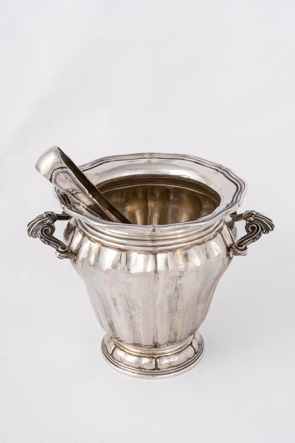 Secchiello portaghiaccio con pinza.
Argenteria artistica italiana del XX secolo.