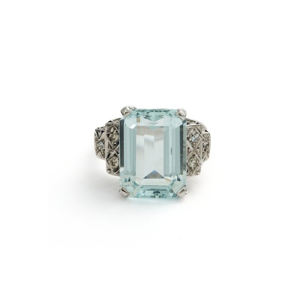Anello con Acquamarina e Diamanti.