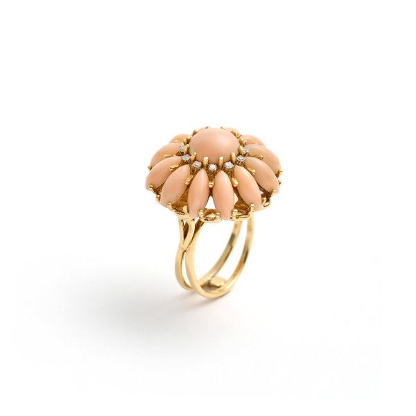 Anello con Corallo Pelle d'Angelo e Diamanti.