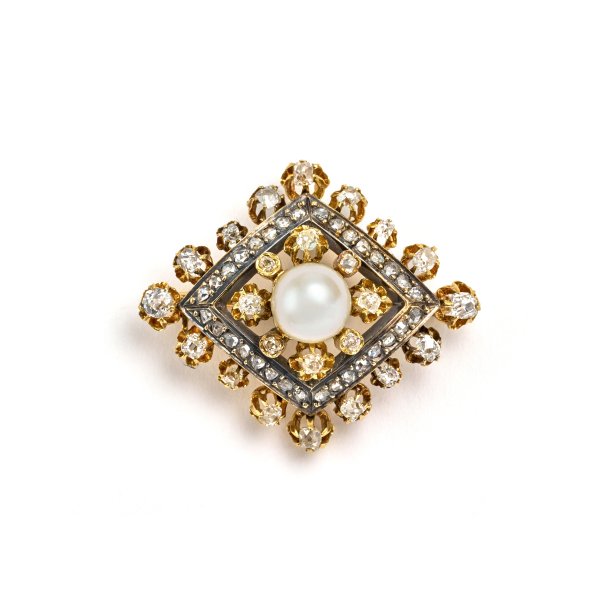 Spilla con Perla Akoya e Diamanti.