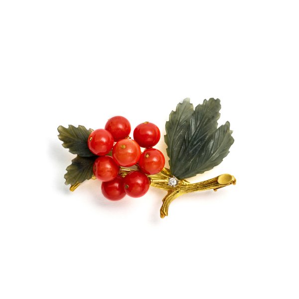 Spilla con Corallo e Giada incisa.