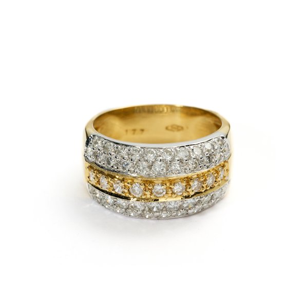 Anello a fascia con Diamanti.