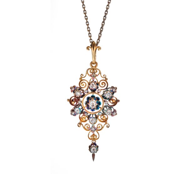 Collana con pendente in stile antico.