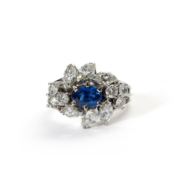 Anello con Zaffiro e Diamanti.