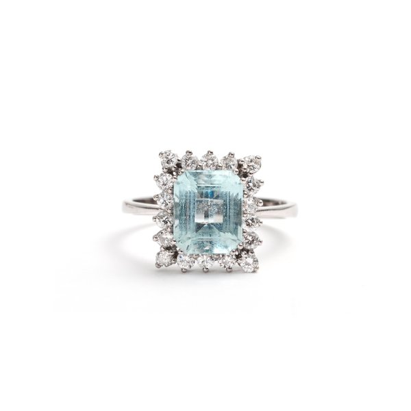 Anello con Acquamarina e Diamanti.