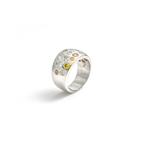 Anello a fascia con Diamanti Fancy.