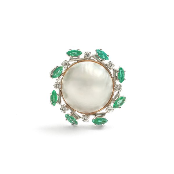 Anello con Perla, Smeraldi e Diamanti.