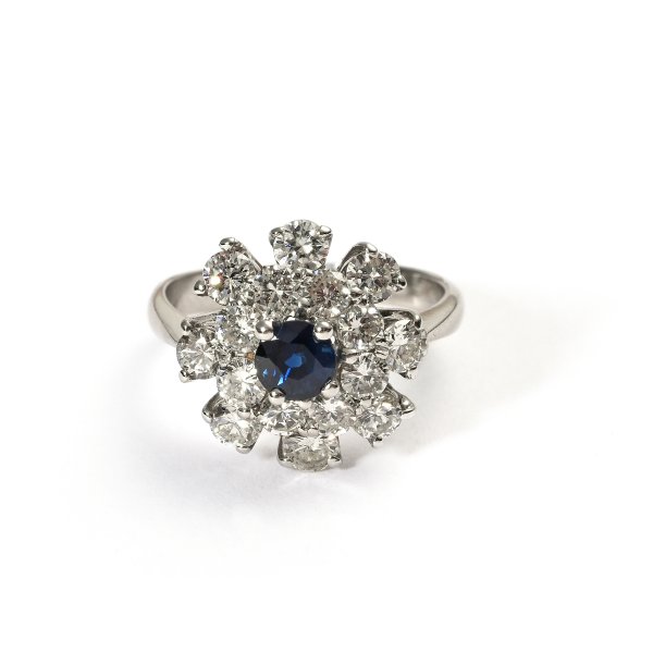Anello con Zaffiro e Diamanti.