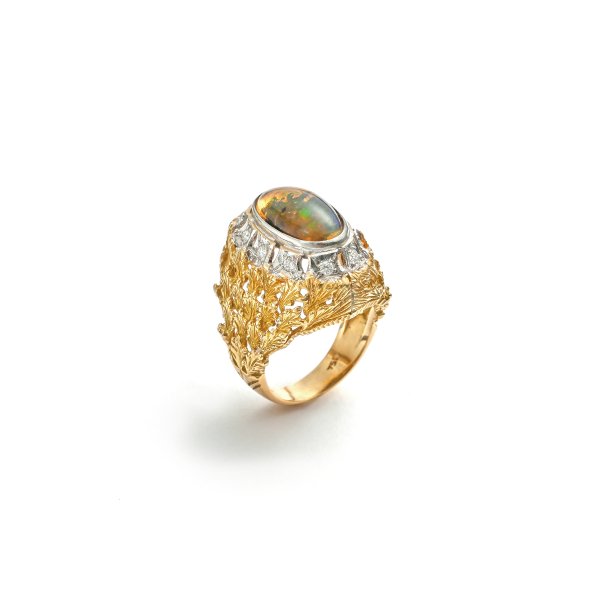 Anello con Opale scuro e Diamanti.