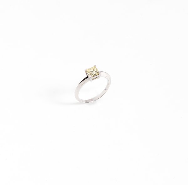 Anello solitario in oro bianco 18kt