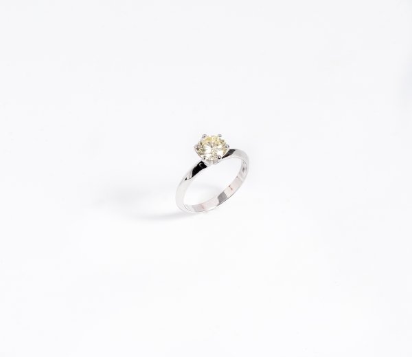 Anello solitario in oro bianco 18kt