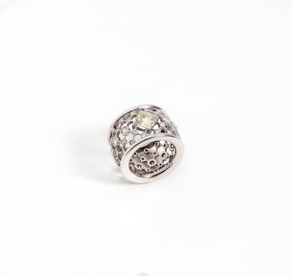 Anello a fascia traforata in oro bianco 18kt
