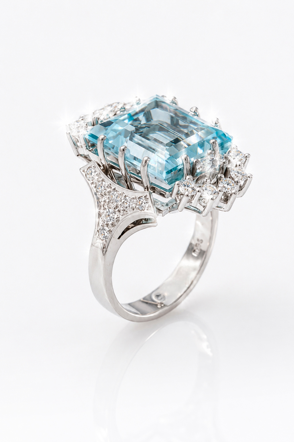 Anello da cocktail con Acquamarina e Diamanti
