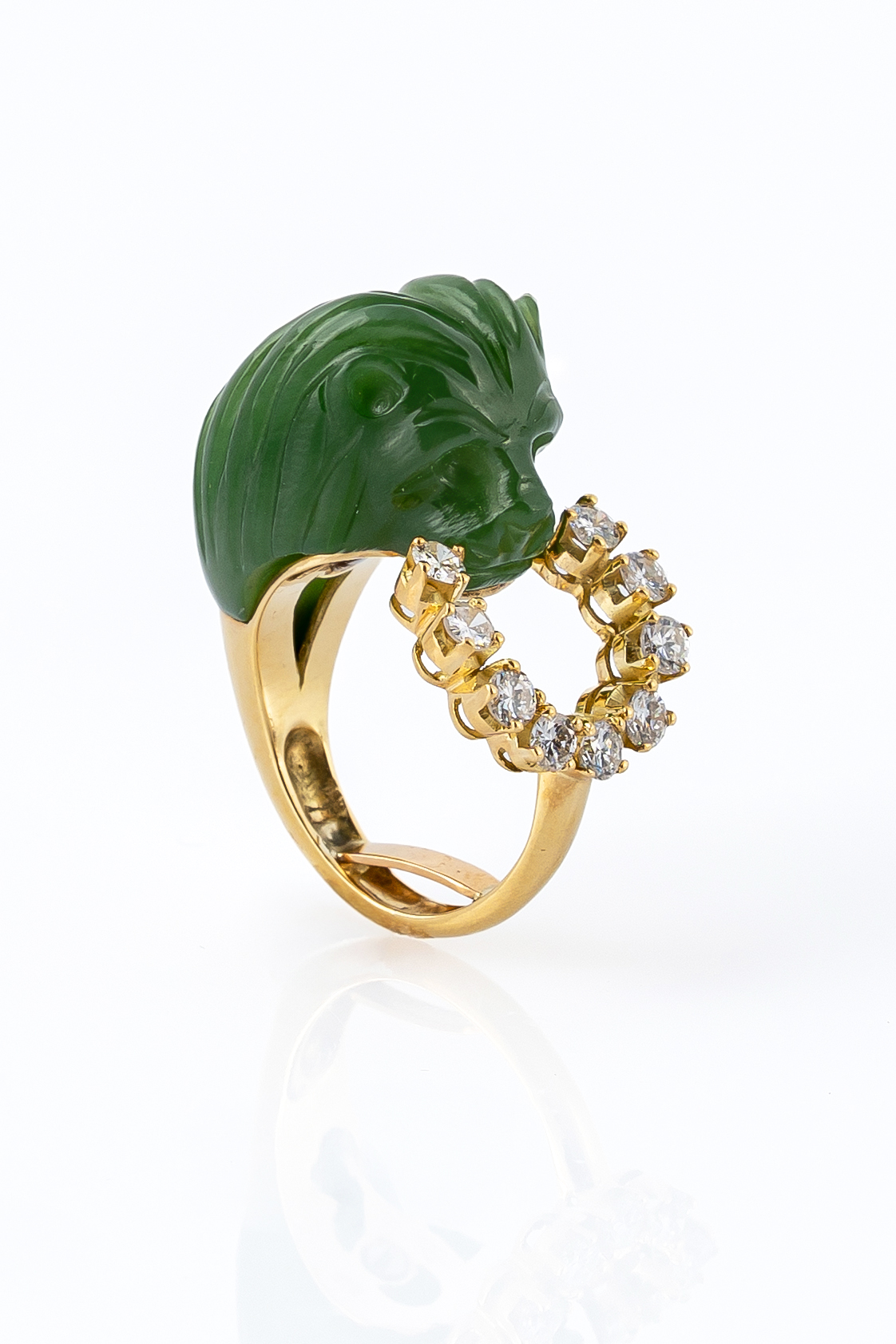 Anello con lavorazione a forma di Leone in Giada e Diamanti