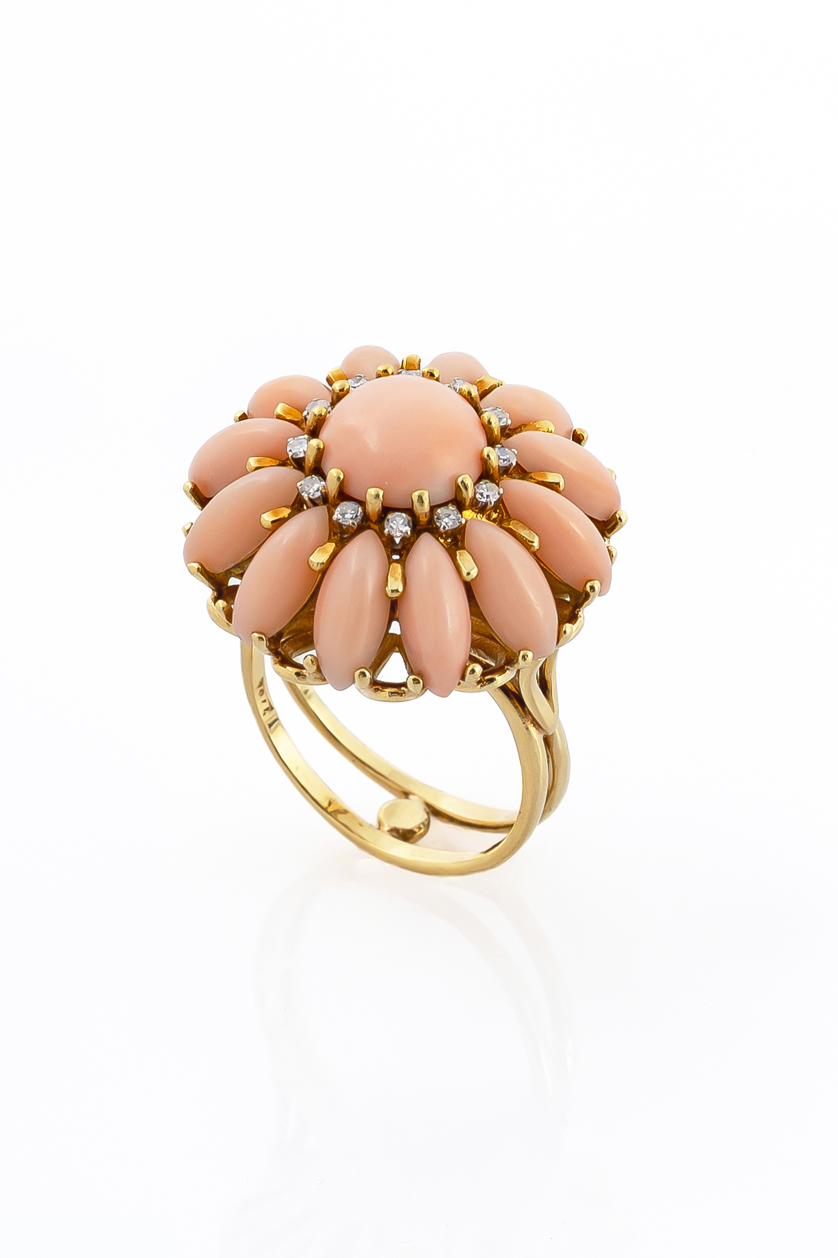 Anello con Corallo Pelle d'Angelo e Diamanti