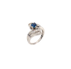 Anello in oro bianco, diamanti e zaffiro