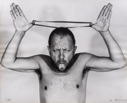 Senza titolo, dalla serie The elastic band series of face farces