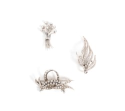 Lotto di tre spille in oro bianco 18kt