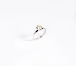 Anello solitario in oro bianco 18kt