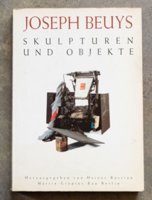 Skulturen und Objekte