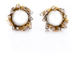 Orecchini a lobo in oro bicolore cesellato 18kt e perle