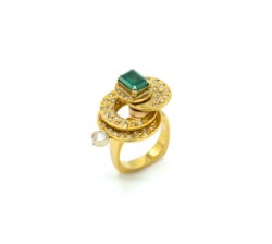 Anello in oro giallo 18kt, smeraldo e diamanti