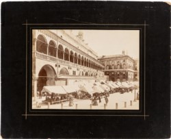 Fotografia di Padova - Piazza dell'Erbe col Palazzo della Ragione.