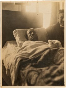 Benito Mussolini - fotografia che lo ritrae sul letto d'ospedale probabilmente a seguito di un attentato