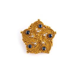 Gold brooch with sapphire and micro-pearl