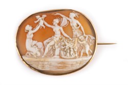 Gold brooch with shell cameo