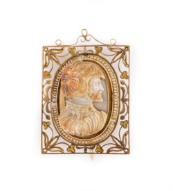Gold brooch with shell cameo