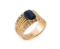 Yellow gold ring with sapphire and diamond