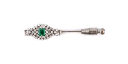 White gold brooch with emerald and diamonds