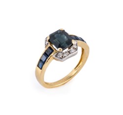 Yellow gold ring with sapphire and diamond